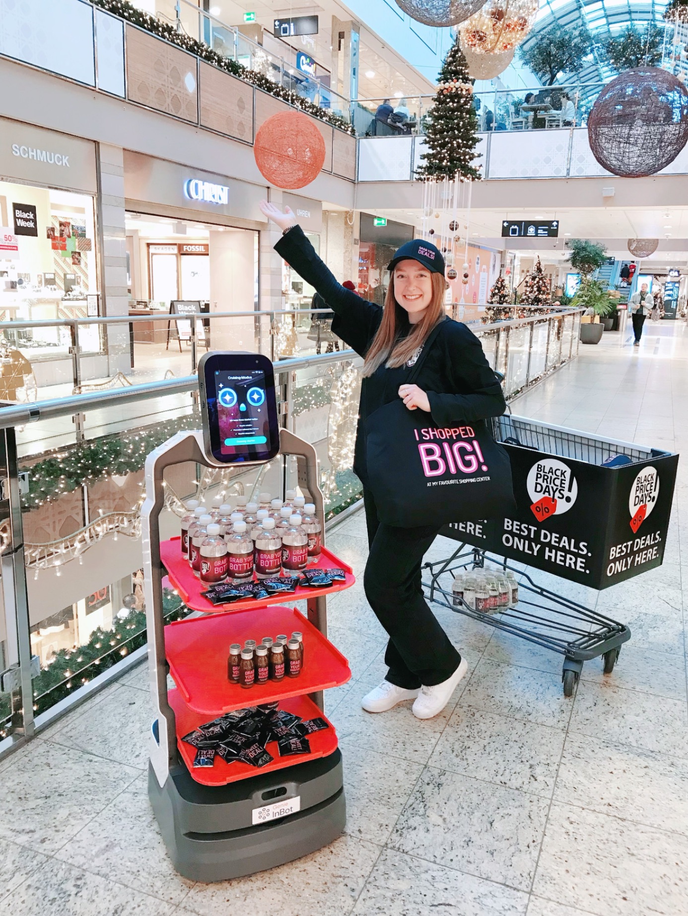 Serviceroboter als Promotionhilfe im Hessen-Center während Black Price Days